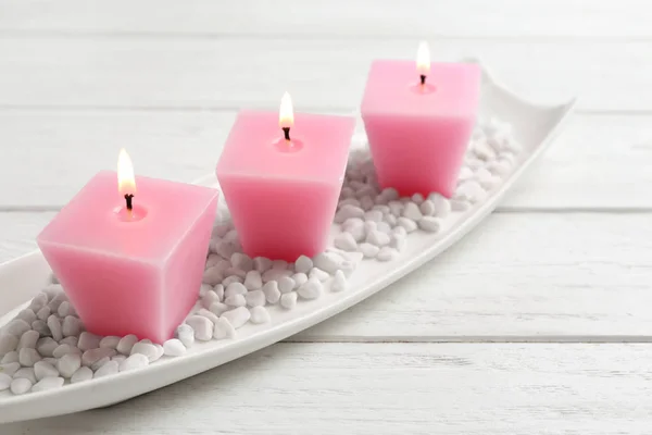 Composición con tres velas encendidas sobre mesa de madera blanca. Espacio para texto — Foto de Stock