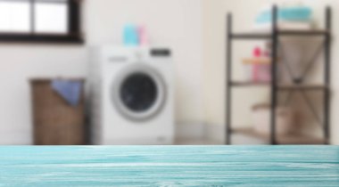 Çamaşır odasında boş tahta masa. Tasarım için mockup 
