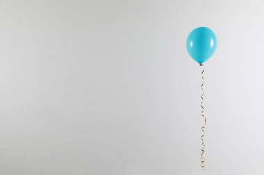 Açık arka planda parlak balon, metin için alan. Kutlama zamanı