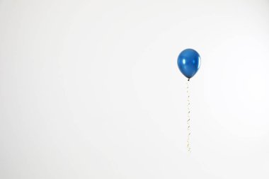 Açık arka planda parlak balon, metin için alan. Kutlama zamanı