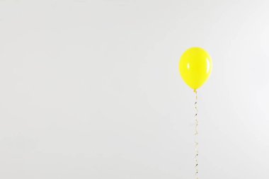 Açık arka planda parlak balon, metin için alan. Kutlama zamanı