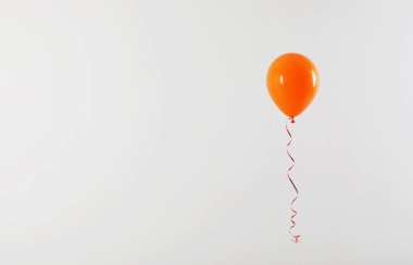 Açık arka planda parlak balon, metin için alan. Kutlama zamanı