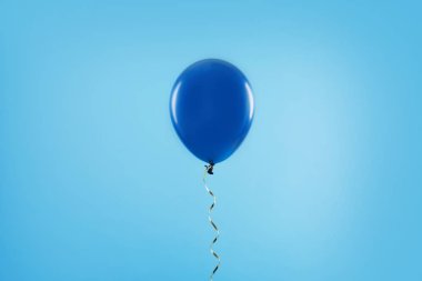 Renkli arka planda parlak balon. Kutlama zamanı