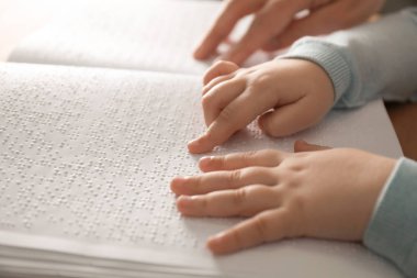Braille yazılmış kör çocuk okuma kitabı, closeup