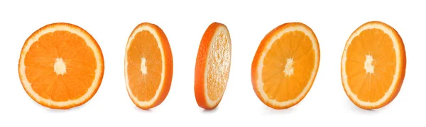 Ensemble d'oranges juteuses mûres tranchées sur fond blanc — Photo