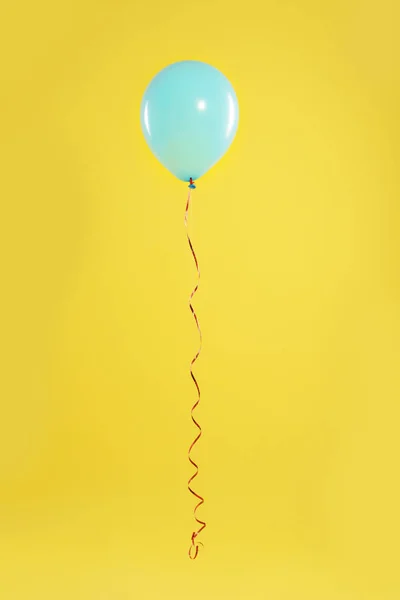 Balão brilhante sobre fundo de cor. Tempo de celebração — Fotografia de Stock