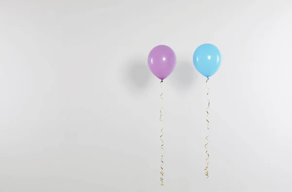 Olika ljusa ballonger på ljus bakgrund, utrymme för text. Firande tid — Stockfoto
