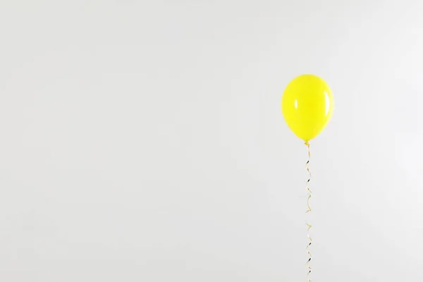 Globo brillante sobre fondo claro, espacio para texto. Tiempo de celebración — Foto de Stock