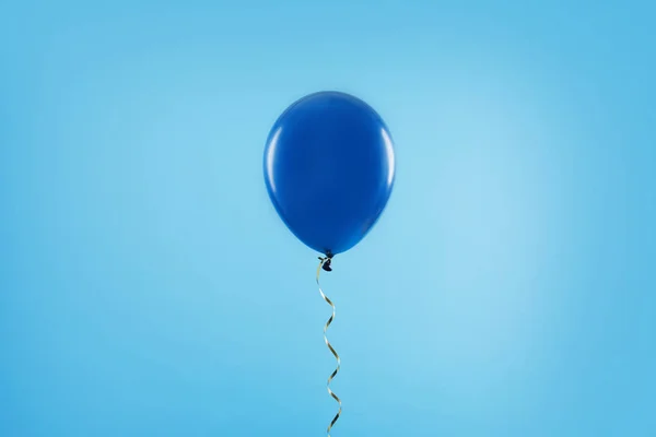 Balão brilhante sobre fundo de cor. Tempo de celebração — Fotografia de Stock