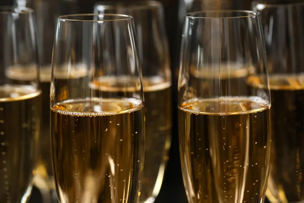 Veel glazen champagne als achtergrond, close-up bekijken — Stockfoto