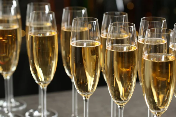 Bulanık arka plan üzerinde şampanya birçok bardak, çekim — Stok fotoğraf