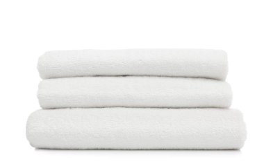 Beyaz arka plan üzerinde temiz katlanmış havlu yığını