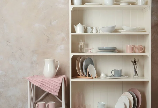 Snygg förvarings ställning med olika keramiska diskgods hemma — Stockfoto