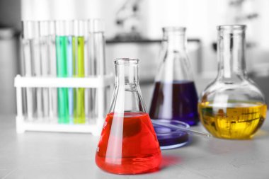 Laboratuvar cam masa kapalı örnekleri ile, metin için alan. Çözelti kimyası