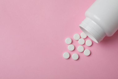 Renkli arka planda haplar ile Şişe, düz yatıyordu. Metin için alan