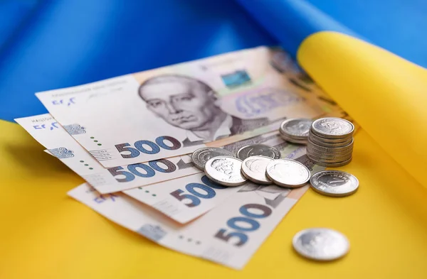 Украинские деньги на государственном флаге, взгляд крупным планом — стоковое фото