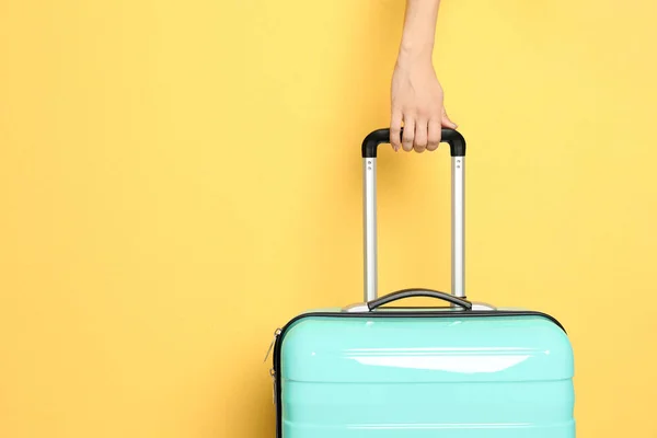 Kobieta ze stylową walizką na tle koloru, zbliżenie. Miejsce na tekst — Zdjęcie stockowe