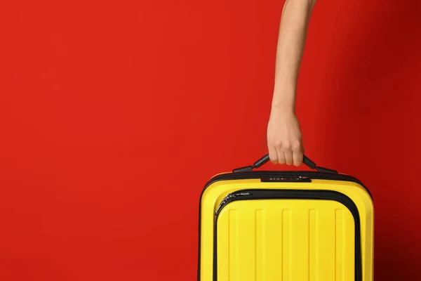 Mujer con elegante maleta contra fondo de color, primer plano. Espacio para texto — Foto de Stock