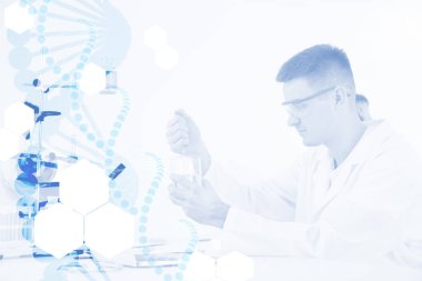 Modern bilimsel laboratuvarda çalışan tıp öğrencisi ve grafik DNA iplikçik, açık ton 
