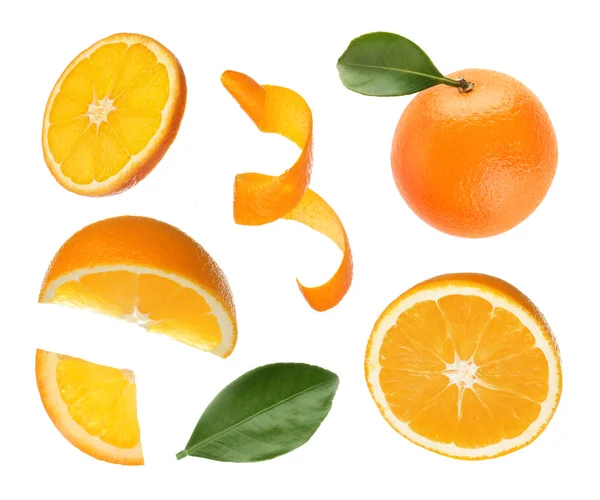 Набір стиглих соковитих апельсинів на білому тлі — стокове фото