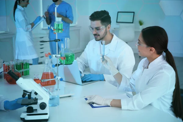 Studenti medicíny pracující v moderní vědecké laboratoři, barevný tón — Stock fotografie