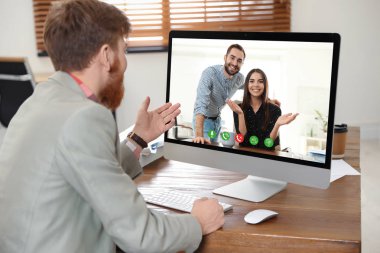 Ofisteki masadaki iş arkadaşlarıyla görüntülü sohbet i