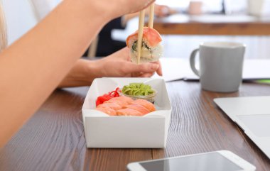 Ofis çalışanı işyerinde, closeup öğle yemeği. Food teslim