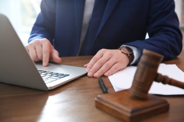 Noter ofis, closeup Masadaki laptop ile çalışma. Hukuk ve adalet kavramı