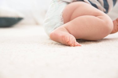 Halı kapalı sevimli küçük bebek, metin için boşluk ile çekim. Tarama süresi