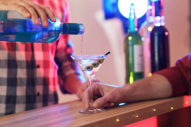 Barman barda cam içine martini dökme, closeup
