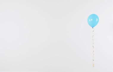 Açık arka planda parlak balon, metin için alan. Kutlama zamanı