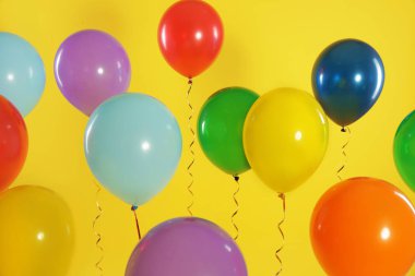 Renkli arka planda parlak balonlar. Kutlama zamanı