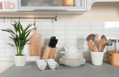 Mutfak tezgahında bulaşıkları ve mutfak gereçlerini temizleyin