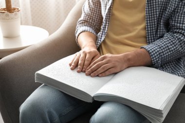 Blind adam okuma kitap yazılmış Braille içinde kanepe, çekim