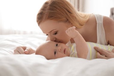 Evde yatakta onun küçük bebek ile Anne