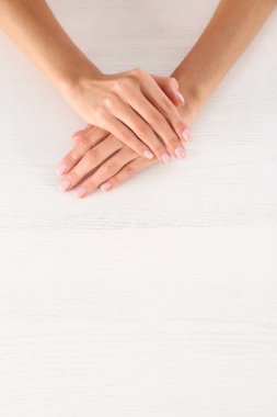 Beyaz ahşap masada güzel elleri ile kadın closeup görünümü, metin için alan. Spa tedavisi