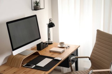 Masada modern bilgisayar ile şık işyeri iç. Tasarım için mockup
