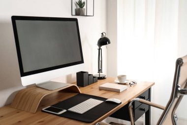 Masada modern bilgisayar ile şık işyeri iç. Tasarım için mockup