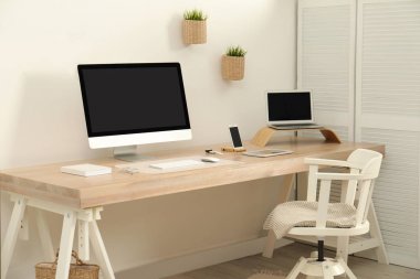 Masada modern bilgisayar ile şık işyeri iç. Tasarım için mockup