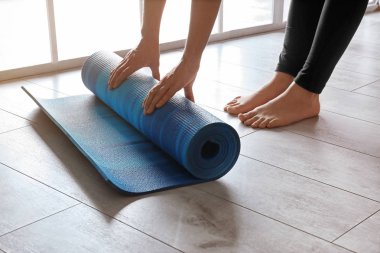 Yoga mat katta kapalı, closeup haddeleme kadın
