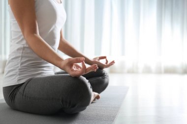İçerde yoga yapan bir kadın, yakın plan. Metin için boşluk