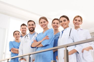 Klinikte bir grup tıp doktoru. Birlik kavramı