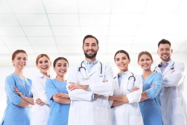 Klinikte bir grup tıp doktoru. Birlik kavramı