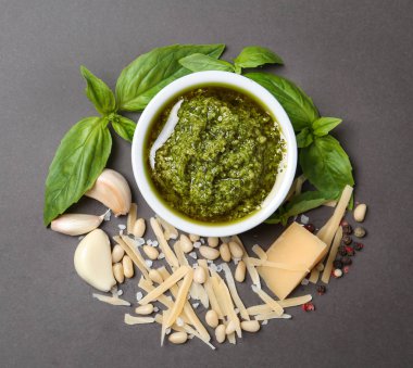 Gri masa üzerinde pesto sos ve malzemeler ile Düz yatıyordu kompozisyon
