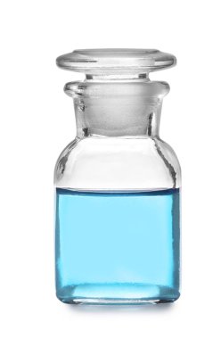 Laboratuar kapkacakları beyaz zemin üzerine sıvı ile. Çözüm Kimya