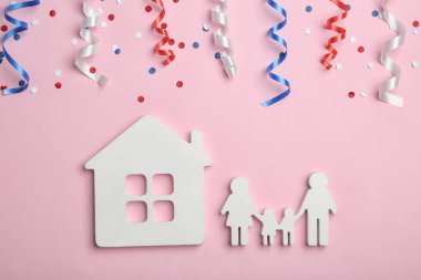 Renk arka plan üzerinde ev ve aile figürleri ile Düz yatıyordu kompozisyon. ABD Bağımsızlık Günü