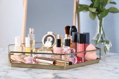 Tuvalet masası üzerinde lüks kozmetik seti ile Tepsi
