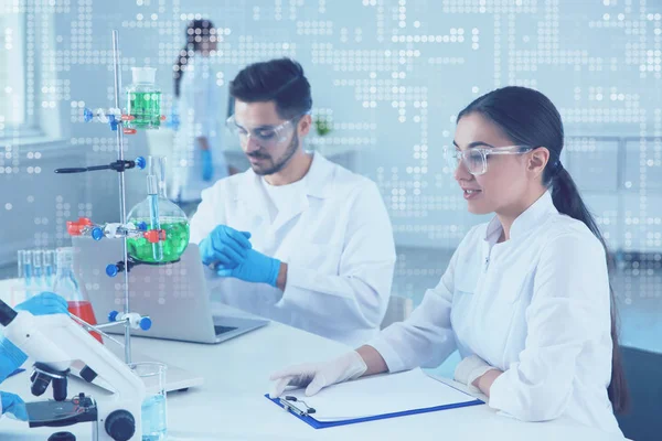 Estudantes de medicina trabalhando em laboratório científico moderno, tom de cor — Fotografia de Stock