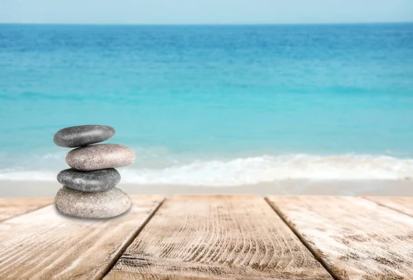 Denize karşı ahşap iskelede yığılmış Zen taşları, metin alanı — Stok fotoğraf