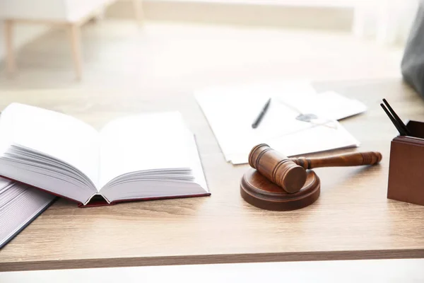 Открытая книга и судья молоток на столе. Закон и справедливость — стоковое фото